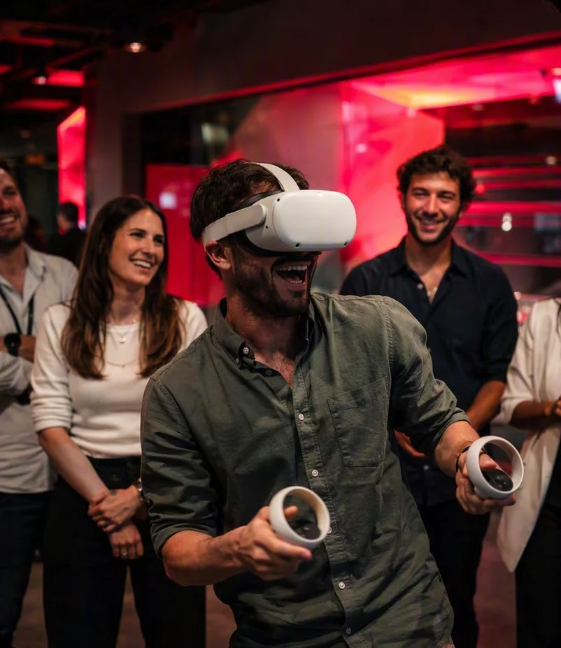 Participante experimenta a realidade virtual acompanhado por colegas