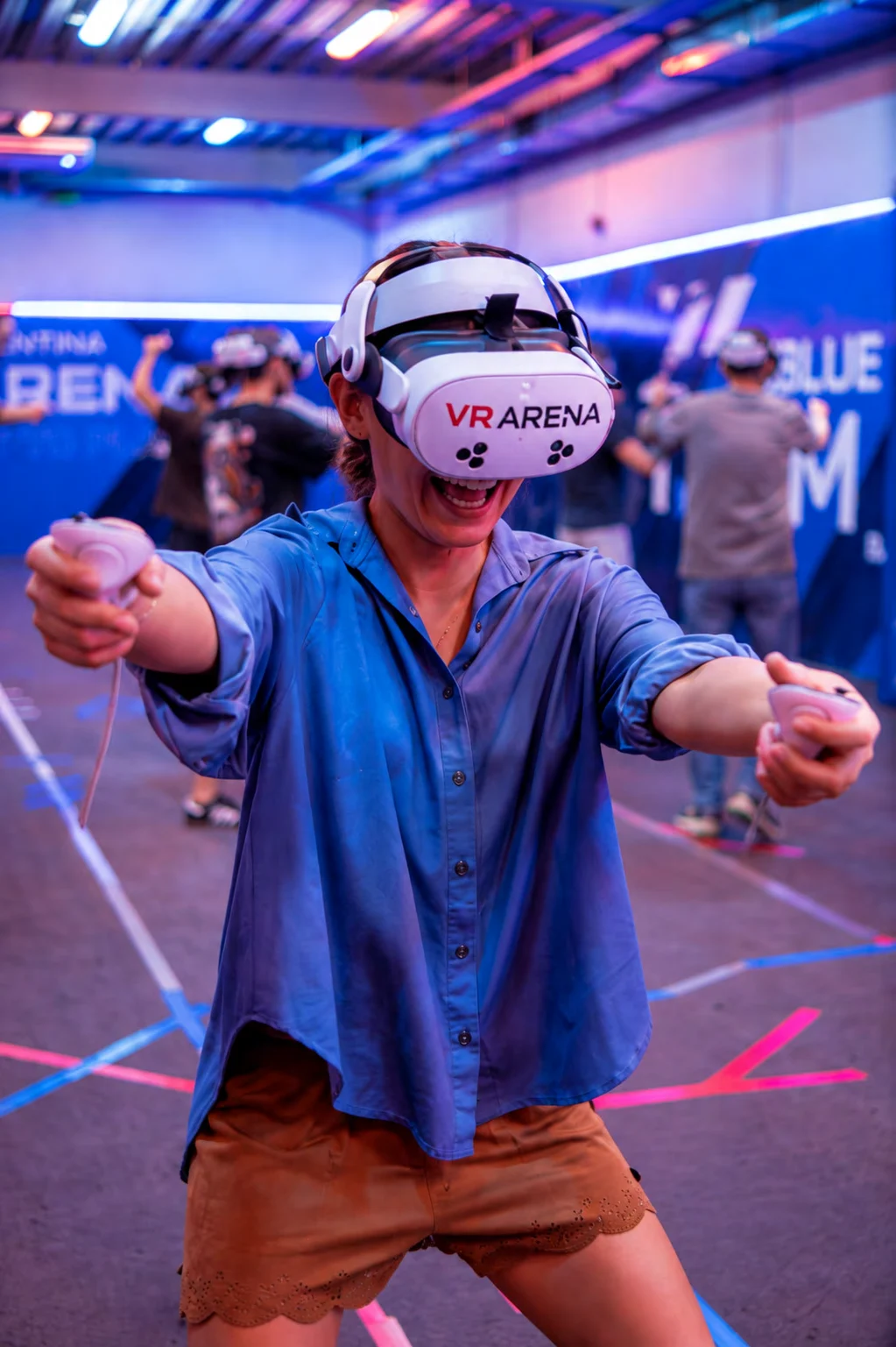 Participante usando headset e controles de realidade virtual