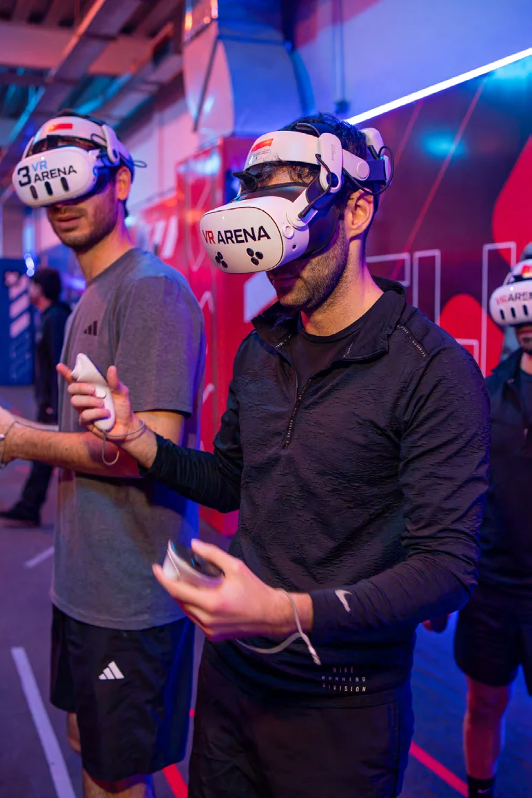 Dois participantes se divertindo com headsets de realidade virtual